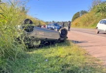 Capotamento deixa duas pessoas feridas na Rodovia Alkindar Monteiro Junqueira