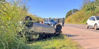 Capotamento deixa duas pessoas feridas na Rodovia Alkindar Monteiro Junqueira