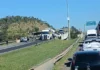 Carreta desgovernada tomba sobre veículos, deixa vítima fatal e interdita acesso a Atibaia