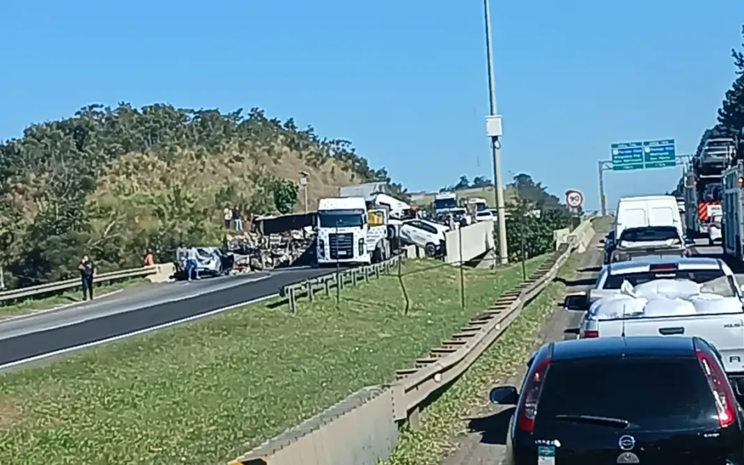 CARRETA DESGOVERNADA PROVOCA GRAVE ACIDENTE COM VÍTIMA FATAL E INTERDITA RODOVIA