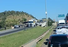 Carreta desgovernada tomba sobre veículos, deixa vítima fatal e interdita acesso a Atibaia