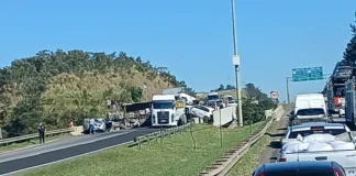 Carreta desgovernada tomba sobre veículos, deixa vítima fatal e interdita acesso a Atibaia