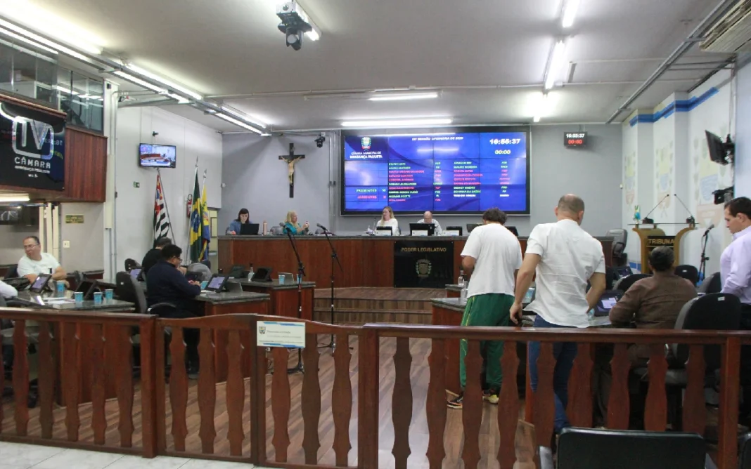 Câmara de Bragança Paulista debate atraso em loteamento e saúde mental de mães solo em sessão ordinária