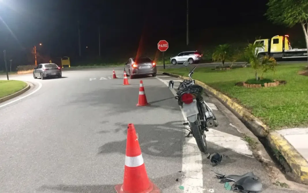 Colisão entre Honda Civic e motocicleta deixa motociclista ferido em Bragança Paulista