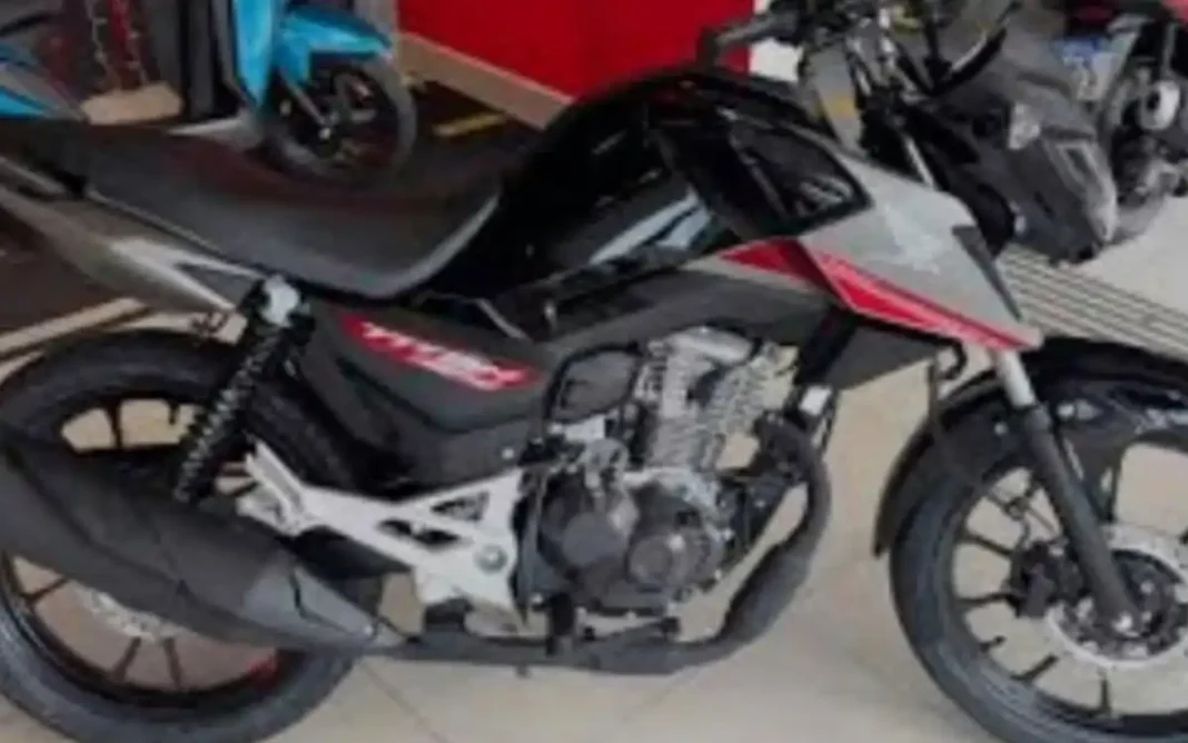 Criminosos furtam motocicleta em frente à Energisa, em Bragança Paulista