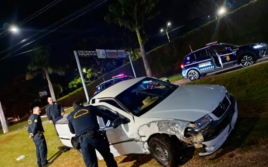 FUGA APÓS ABORDAGEM DA GCM TERMINA COM COLISÃO CONTRA POSTE