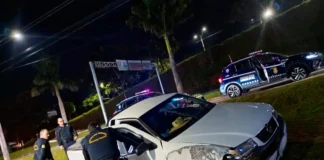 Fuga após abordagem da GCM termina com colisão contra mureta em Bragança Paulista