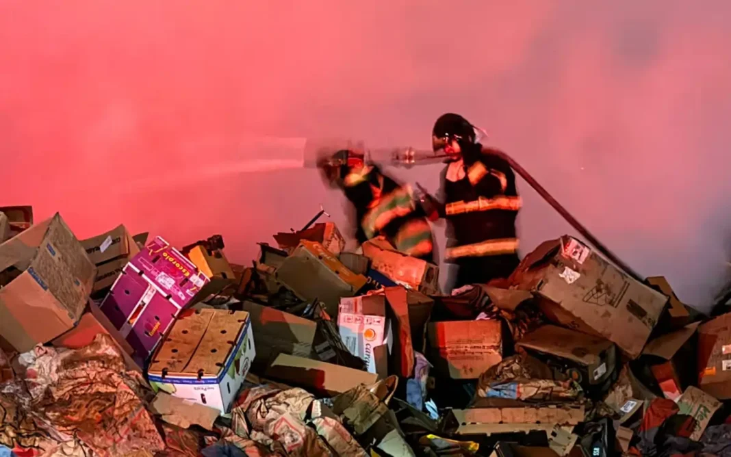 Incêndio atinge depósito de sucata em Bragança Paulista e mobiliza equipes dos Bombeiros