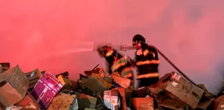 Incêndio atinge depósito de sucata em Bragança Paulista e mobiliza equipes dos Bombeiros
