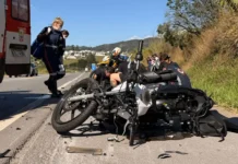 MOTOCICLISTA FICA GRAVEMENTE FERIDO APÓS COLISÃO FRONTAL COM CAMINHÃO