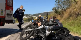 MOTOCICLISTA FICA GRAVEMENTE FERIDO APÓS COLISÃO FRONTAL COM CAMINHÃO