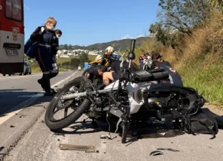 MOTOCICLISTA FICA GRAVEMENTE FERIDO APÓS COLISÃO FRONTAL COM CAMINHÃO