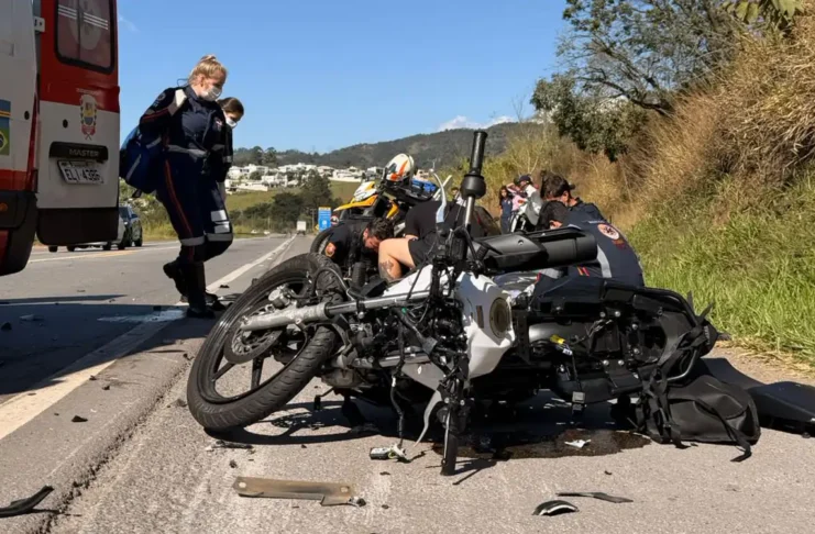 MOTOCICLISTA FICA GRAVEMENTE FERIDO APÓS COLISÃO FRONTAL COM CAMINHÃO