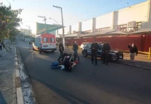Motociclista atropela pedestre e foge sem prestar socorro