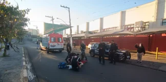 Motociclista atropela pedestre e foge sem prestar socorro