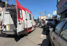 Motociclista perde o controle e colide contra caminhonete estacionada em Bragança Paulista