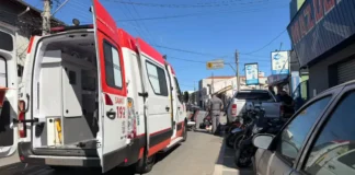 Motociclista perde o controle e colide contra caminhonete estacionada em Bragança Paulista