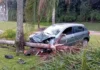 Motorista perde controle de veículo, bate contra árvore e deixa passageiro ferido em Bragança Paulista