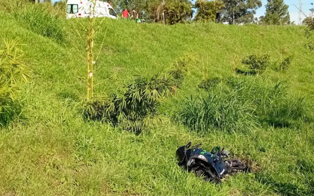 Motociclista fica ferido em acidente na Rodovia Engenheiro Constâncio Cintra