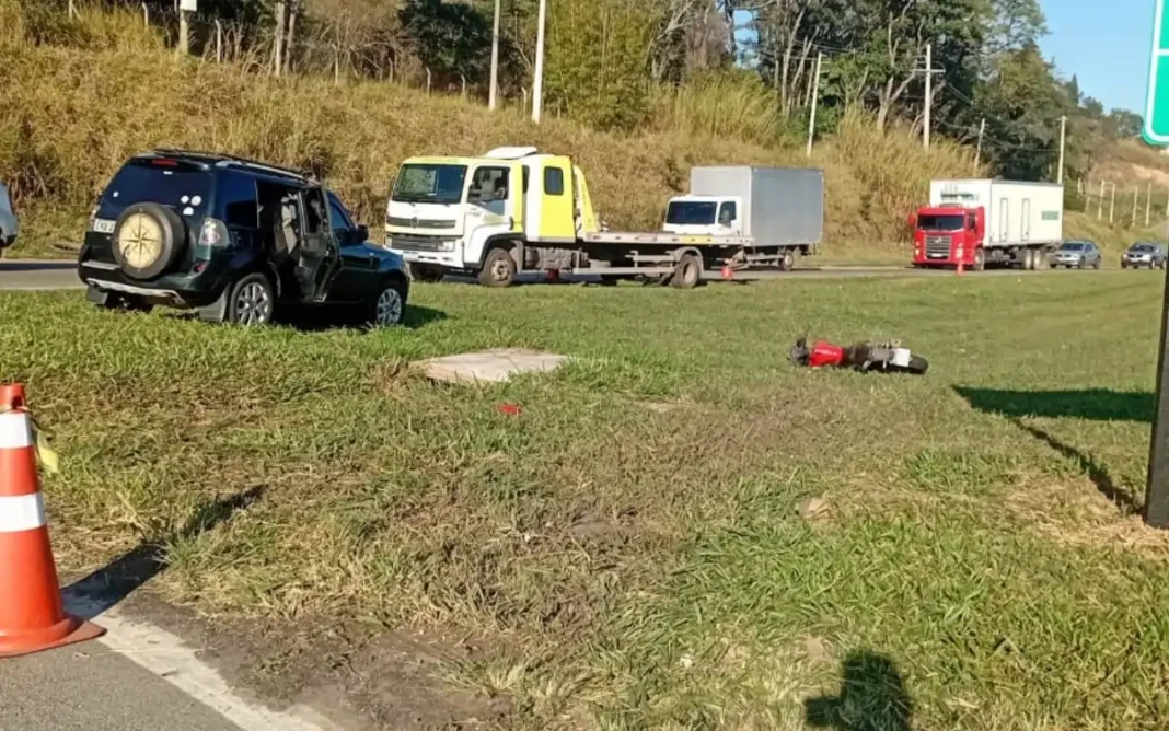 Motociclista fica gravemente ferido após colisão lateral na Rodovia Alkindar Monteiro Junqueira
