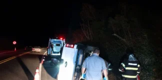 Motorista fica ferido após caminhonete tombar na Rodovia Alkindar Monteiro Junqueira