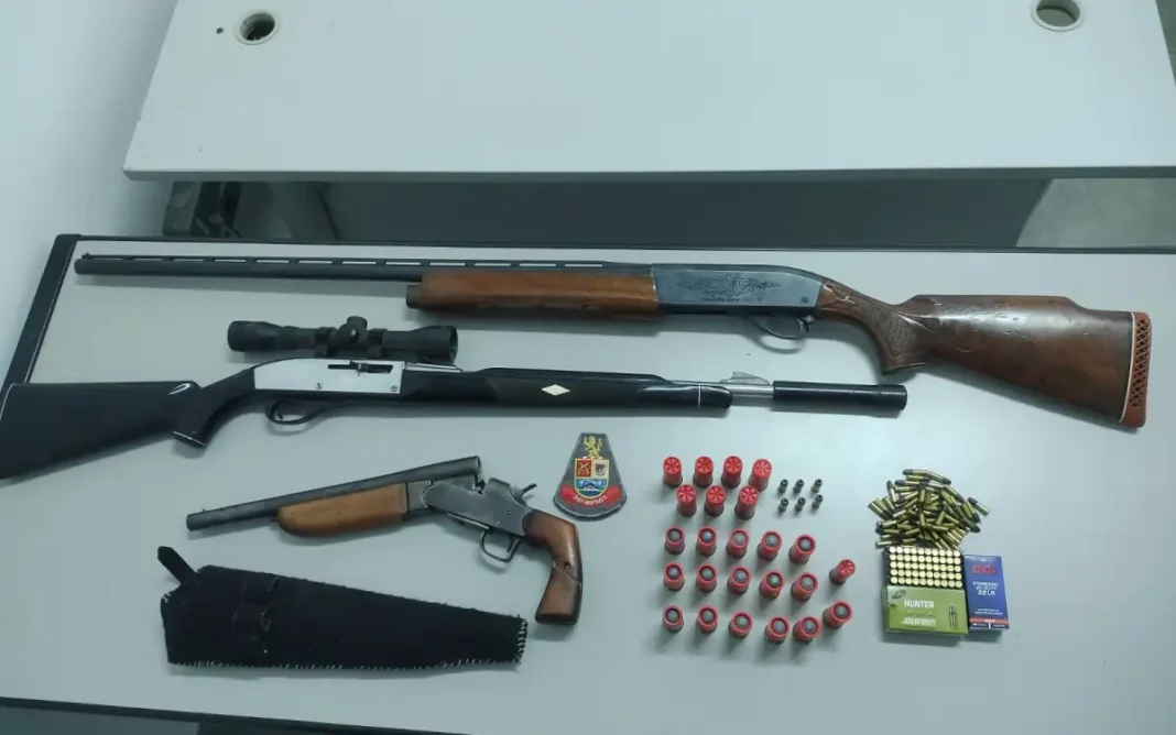 POLÍCIA MILITAR APREENDE ESPINGARDAS, GARRUCHA E MUNIÇÕES DURANTE ATENDIMENTO DE OCORRÊNCIA EM PIRACAIA