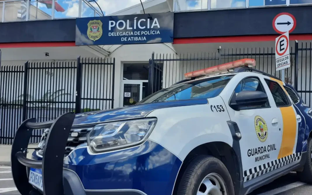 POLÍCIA PRENDE HOMEM ACUSADO DE INCENDIAR VEÍCULOS E MANTER COMPANHEIRA EM CÁRCERE PRIVADO