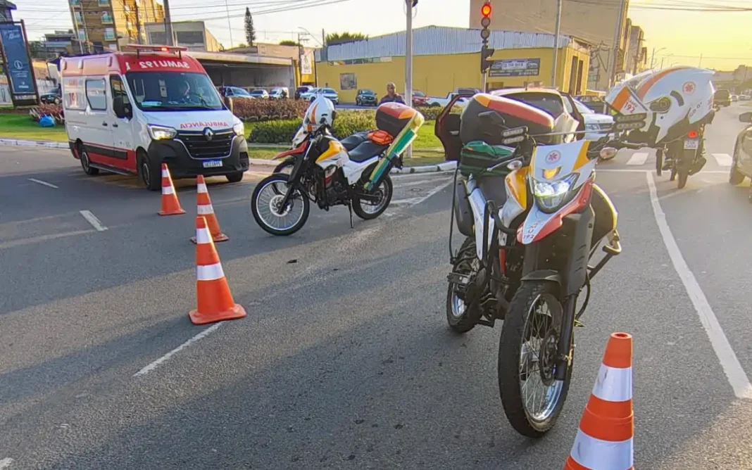 ACIDENTE ENTRE MOTO E CARRO DEIXA DUAS PESSOAS FERIDAS NA AVENIDA JERÔNIMO DE CAMARGO