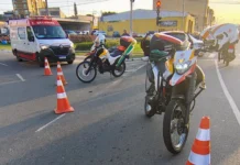 Acidente entre moto e carro deixa duas pessoas feridas na Avenida Jerônimo de Camargo