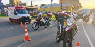 Acidente entre moto e carro deixa duas pessoas feridas na Avenida Jerônimo de Camargo