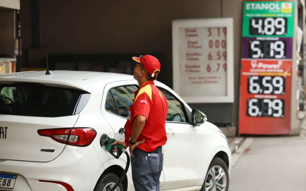 Aumento da mistura de etanol na gasolina divide opiniões sobre impactos em veículos e preços