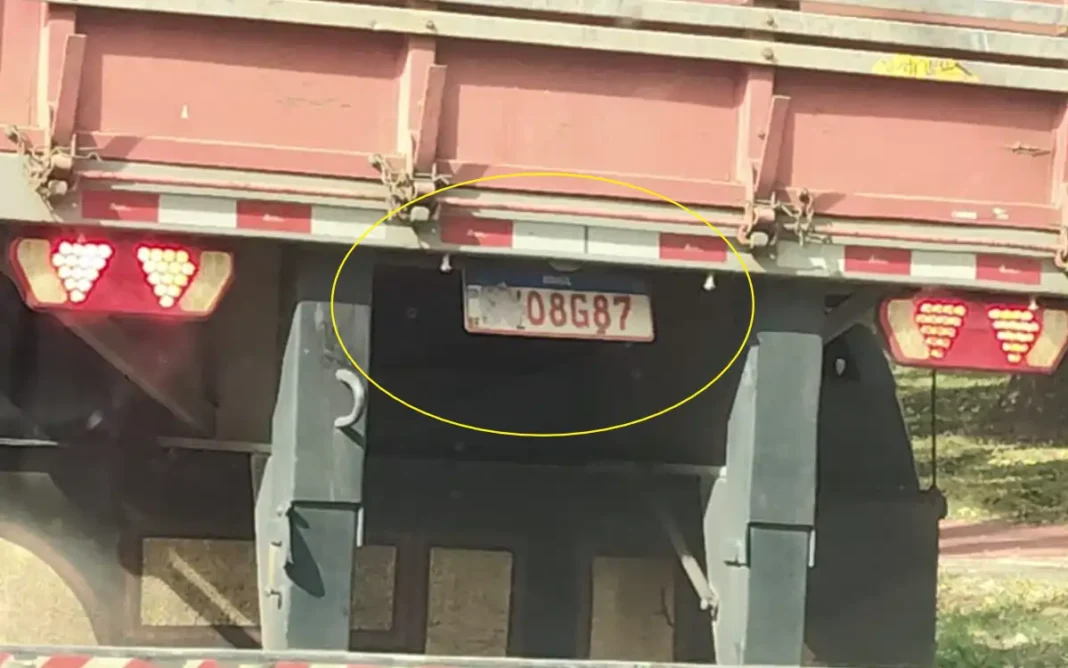 CARRETA É FLAGRADA COM PLACAS PARCIALMENTE COBERTAS DURANTE CIRCULAÇÃO PELA AVENIDA DOS IMIGRANTES