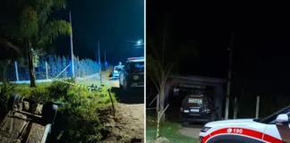 Carro capota e cai em valeta com água; passageiro morre em Pedra Bela