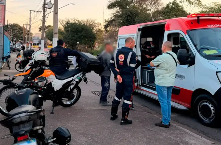 Colisão entre motocicleta e bicicleta é registrada na Avenida Juscelino Kubitschek
