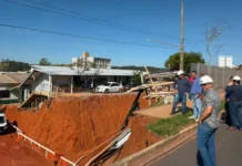 Deslizamento em obra do futuro Hospital Santa Clara interdita trecho da Avenida Nelson Muner