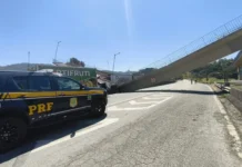 Duas pessoas morrem após passarela desabar sobre carro na Fernão Dias, em Vargem