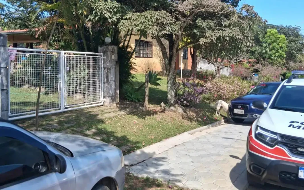 Furto em residência em Vargem mobiliza Polícia Civil e Militar perícia busca identificar autores