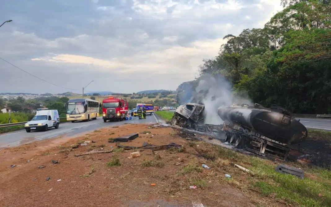 GRAVE ACIDENTE DEIXA UMA PESSOA MORTA E PROVOCA 11 KM DE CONGESTIONAMENTO NA FERNÃO DIAS