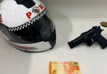 Homem é preso após roubar R$ 20 de farmácia com simulacro de arma em Bom Jesus dos Perdões