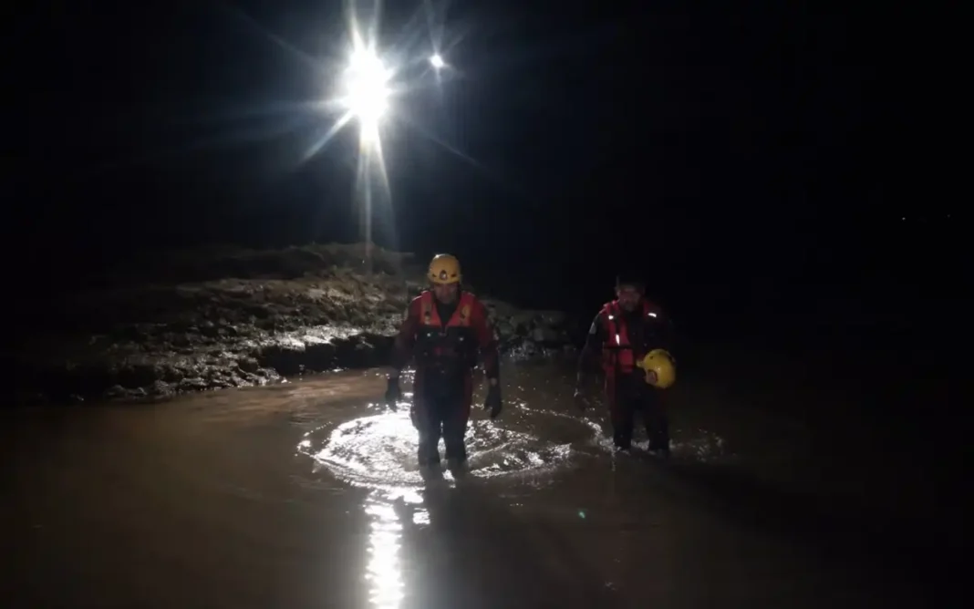 Homem bate moto aquática contra barranco e é resgatado pelos bombeiros