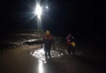 Homem bate moto aquática contra barranco e é resgatado pelos bombeiros
