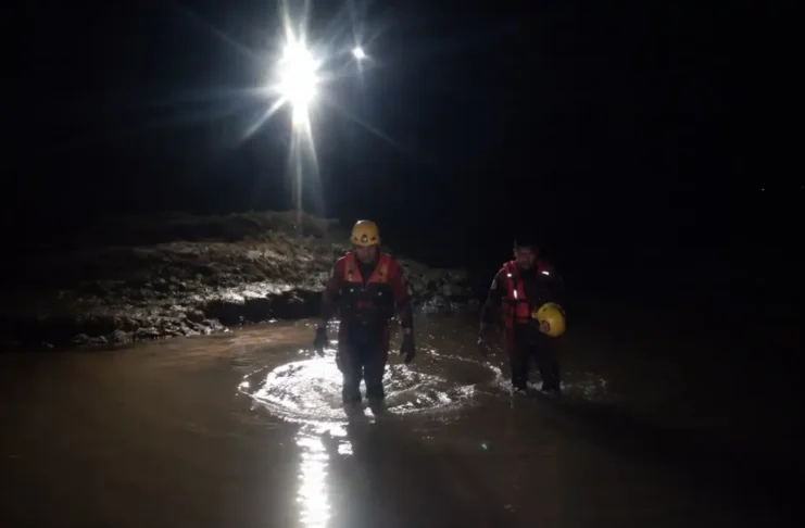 Homem bate moto aquática contra barranco e é resgatado pelos bombeiros