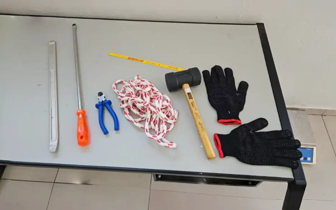Homem de 26 anos é preso após ser encontrado escondido no teto de shopping em Bragança Paulista