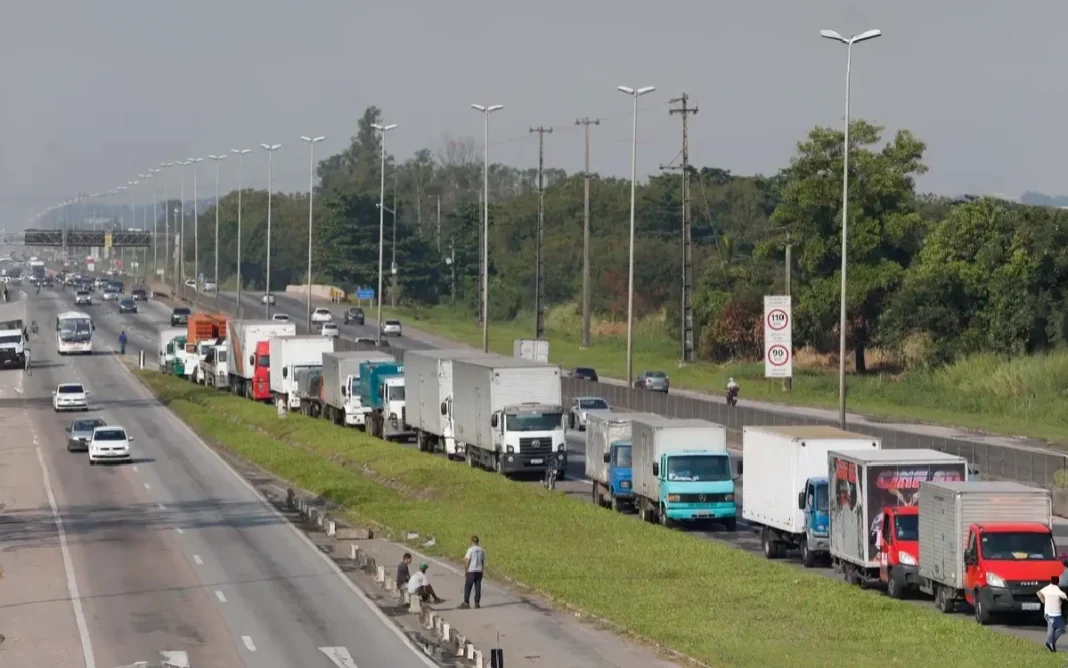 Lei torna permanente fiscalização do piso mínimo do frete no transporte de cargas