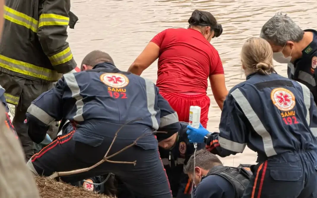 MOTORISTA MORRE APÓS CARRO CAIR EM LAGO EM BRAGANÇA PAULISTA