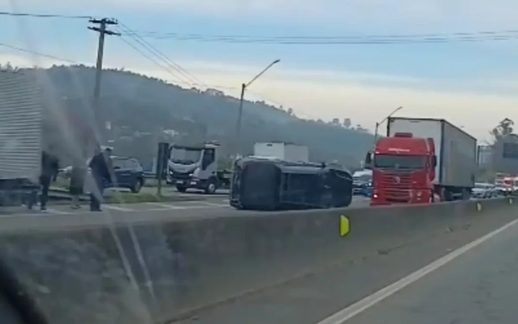 MOTORISTA PERDE CONTROLE E PICAPE CAPOTA NA FERNÃO DIAS