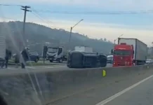 Motorista perde controle e picape capota na Fernão Dias