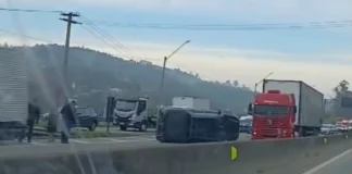 Motorista perde controle e picape capota na Fernão Dias
