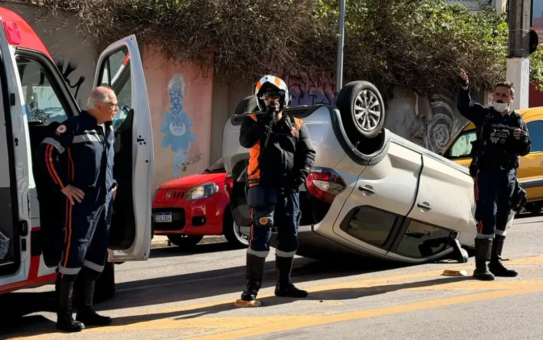 MOTORISTA PERDE O CONTROLE DA DIREÇÃO E CAPOTA VEÍCULO NA AVENIDA ANTÔNIO PIRES PIMENTEL