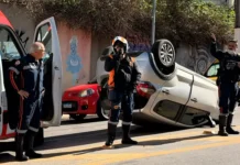 Motorista perde controle e capota Fiat Mobi na Avenida Antônio Pires Pimentel, em Bragança Paulista